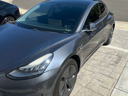 Used 2019 Tesla Model 3 Standard Range Plus image 1