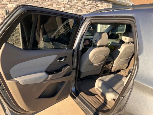 Used 2021 Chevrolet Traverse LT image 14