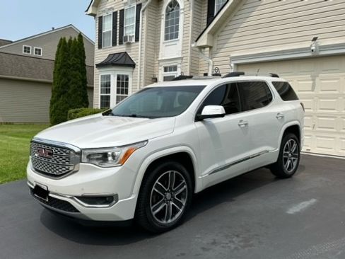 Used 2017 GMC Acadia Denali image 2