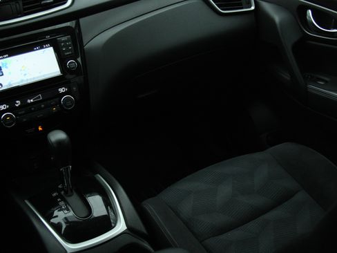 Used 2016 Nissan Rogue SV w/ SV Premium Package image 23