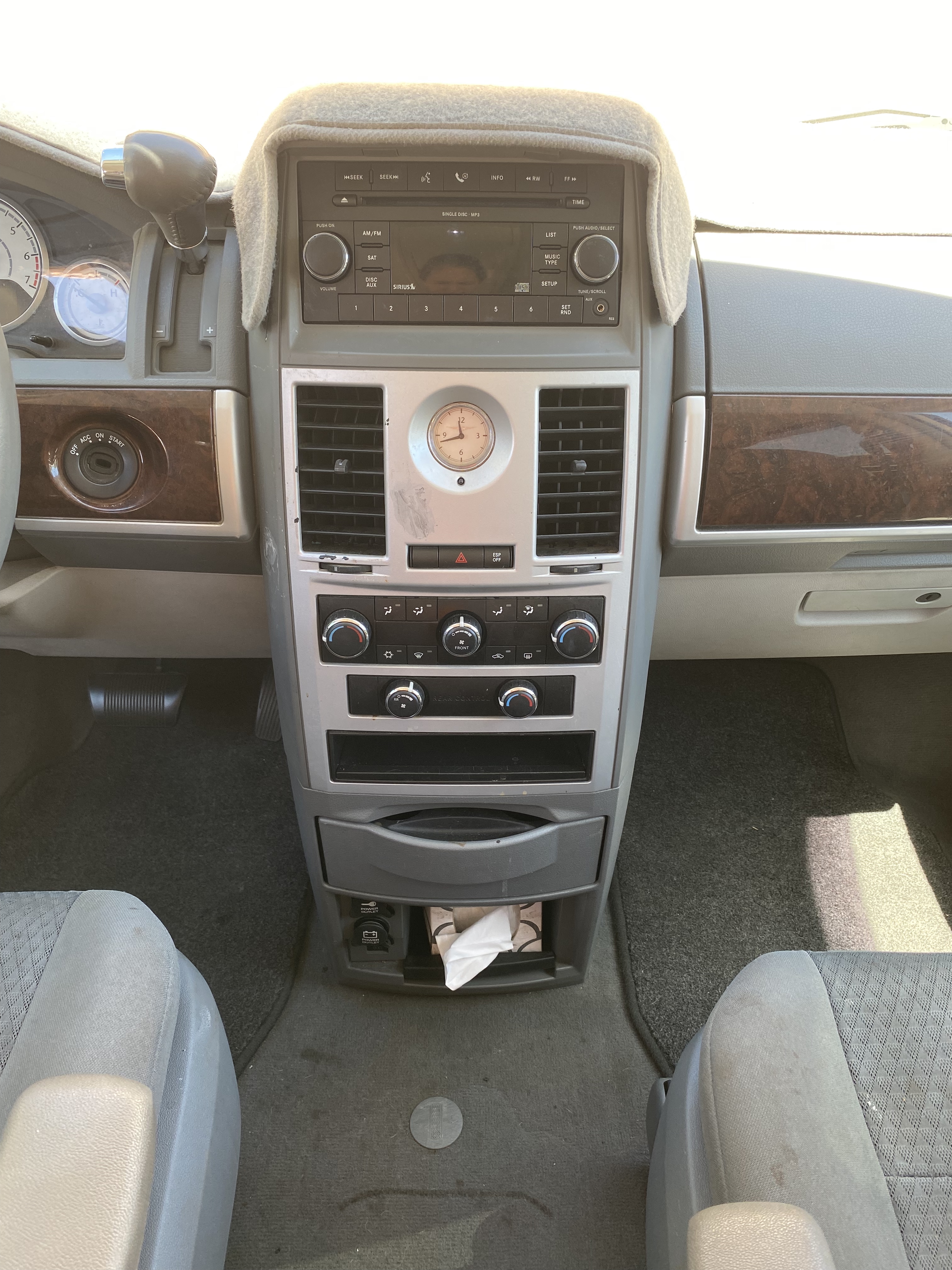 Used 2009 Chrysler Town & Country Touring FWD image 8