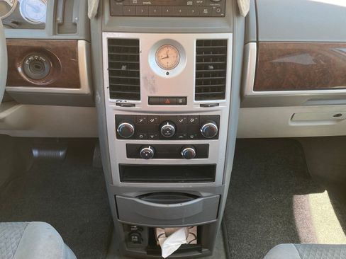 Used 2009 Chrysler Town & Country Touring image 4