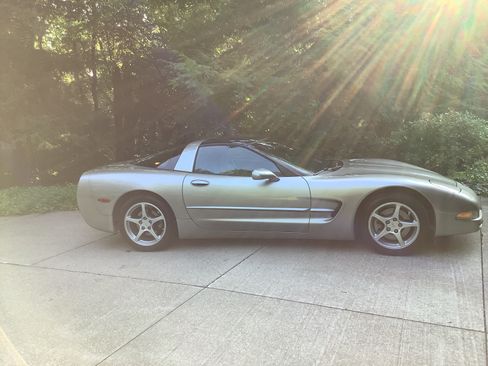 Used 2002 Chevrolet Corvette Coupe w/ Preferred Equipment Group2 RWD image 9