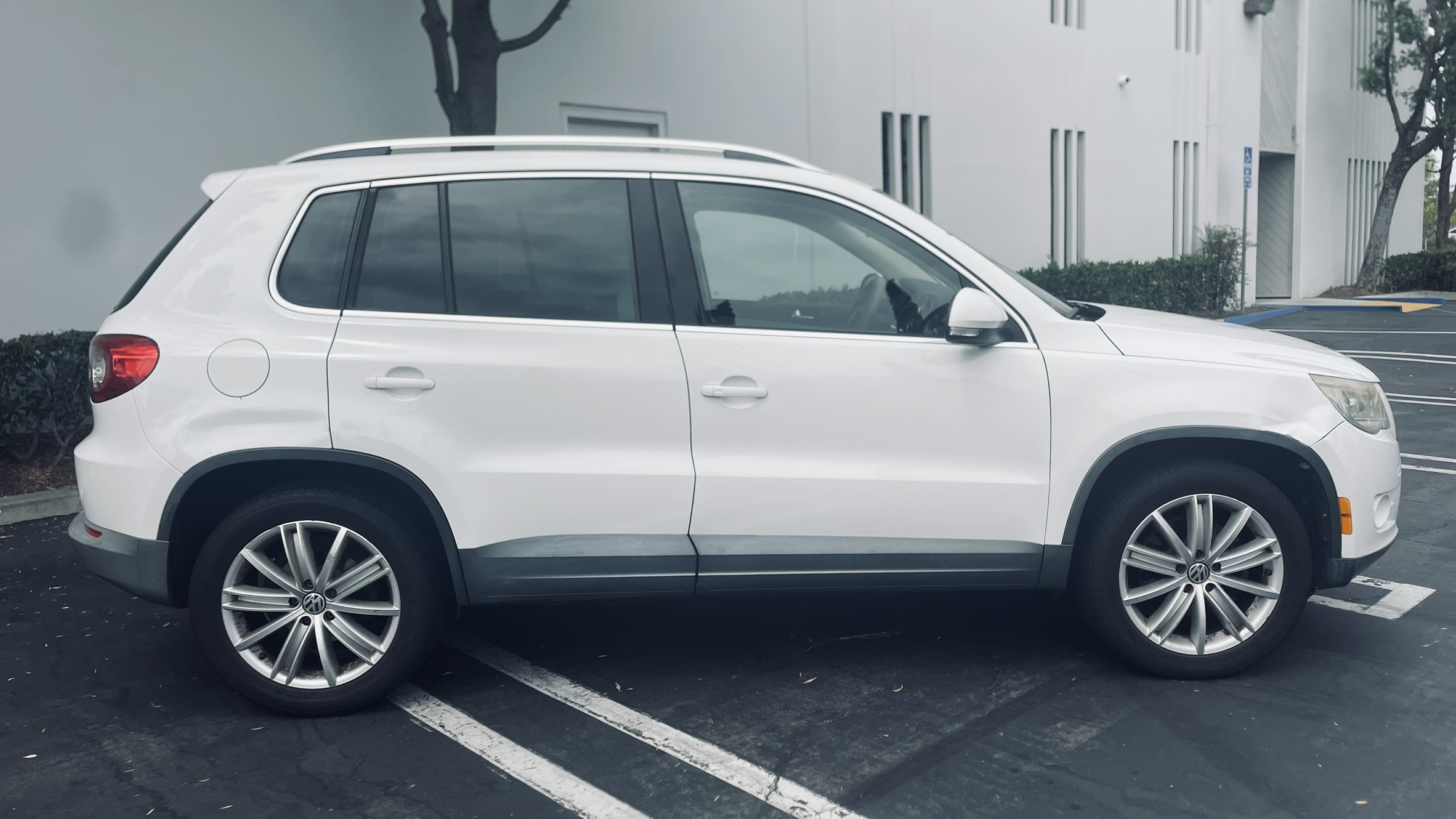 Used 2011 Volkswagen Tiguan SEL FWD image 2