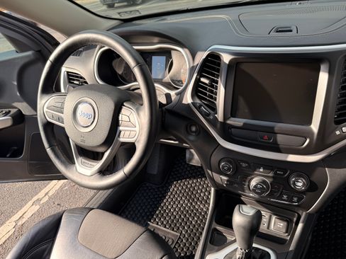 Used 2018 Jeep Cherokee Latitude Plus w/ Comfort/Convenience Group FWD image 11