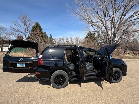 Used 2022 Lexus GX 460 w/ Black Line Special Edition image 17