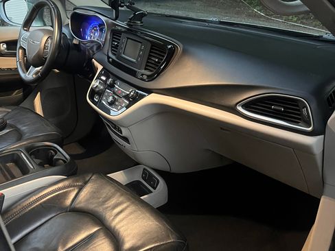 Used 2017 Chrysler Pacifica Touring-L FWD image 19