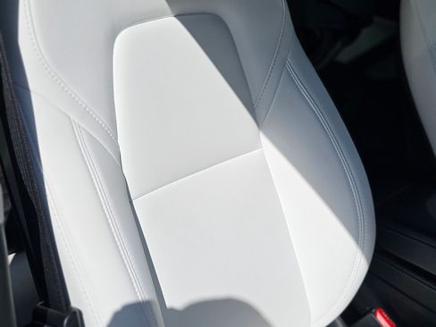 Used 2022 Tesla Model Y Long Range image 12