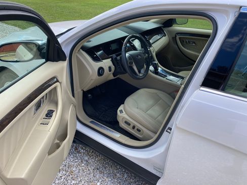 Used 2018 Ford Taurus Limited w/ Driver Assist Package FWD image 4