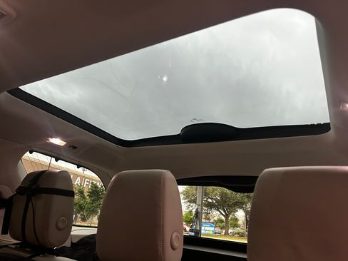 Used 2018 Land Rover Discovery HSE image 12