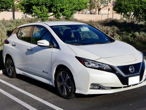 Used 2018 Nissan Leaf SL w/ SL Technology Package FWD image 1