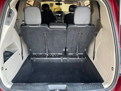 Used 2016 Chrysler Town & Country Touring-L FWD image 17