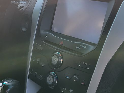 Used 2013 Ford Explorer XLT image 2