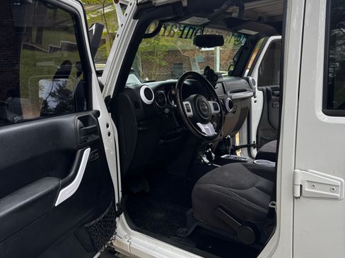 Used 2015 Jeep Wrangler Unlimited Sahara w/ Connectivity Group image 11