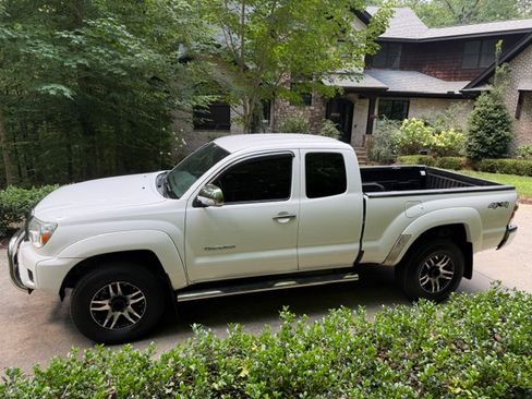 Used 2013 Toyota Tacoma 4x4 Access Cab V6 w/ SR5 Pkg image 1
