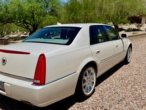 Used 2010 Cadillac DTS Premium w/ Driver Awareness Package FWD image 9