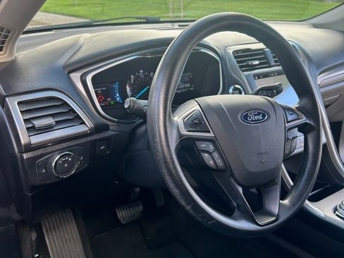 Used 2019 Ford Fusion SE image 18