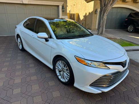 Used 2018 Toyota Camry XLE image 11