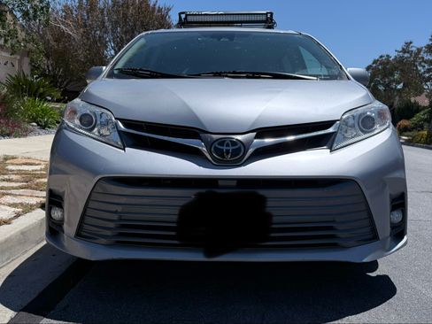 Used 2018 Toyota Sienna XLE w/ XLE Navigation Package FWD image 2