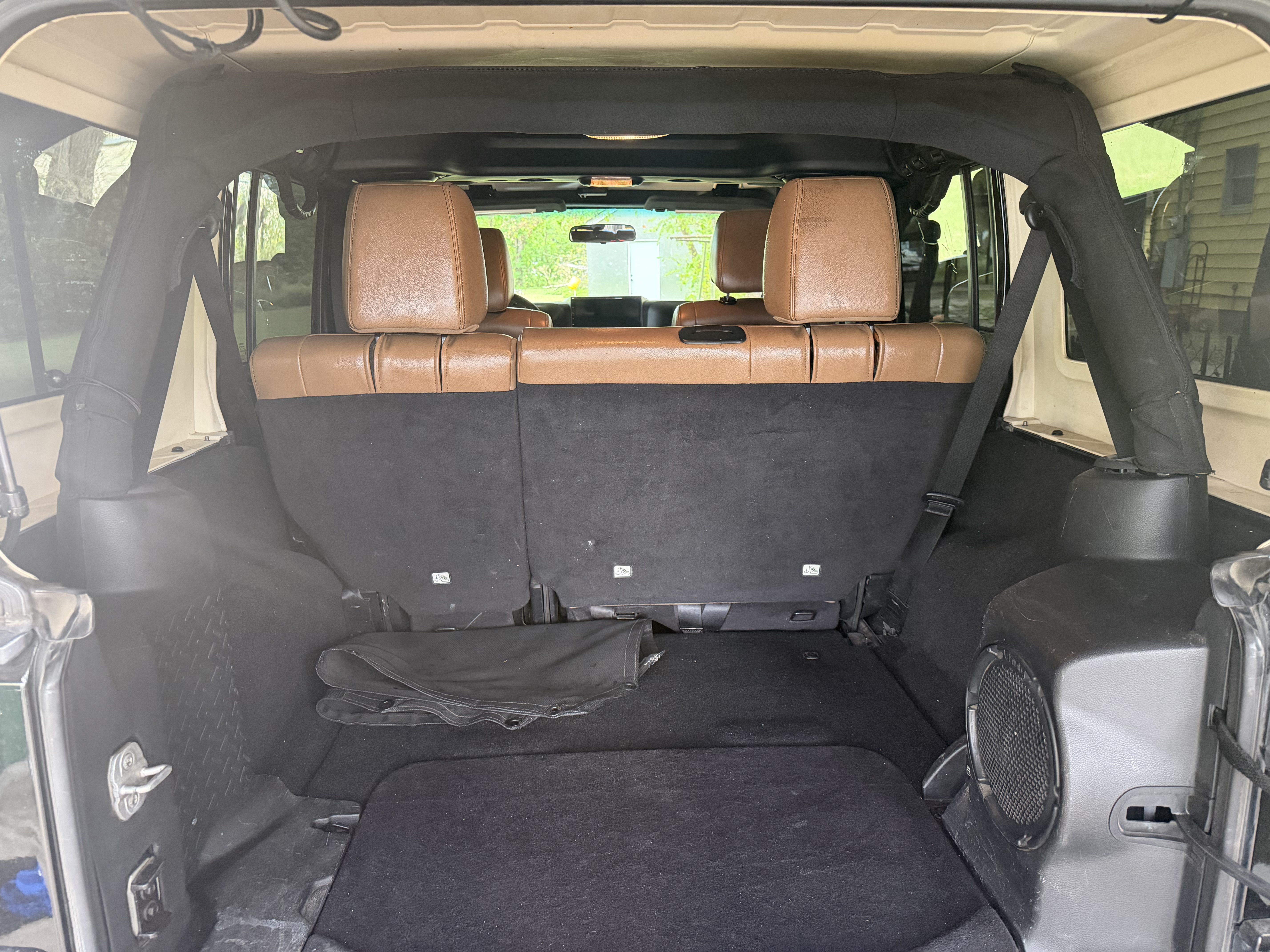Used 2011 Jeep Wrangler Unlimited Rubicon w/ Connectivity Group AWD/4WD image 9