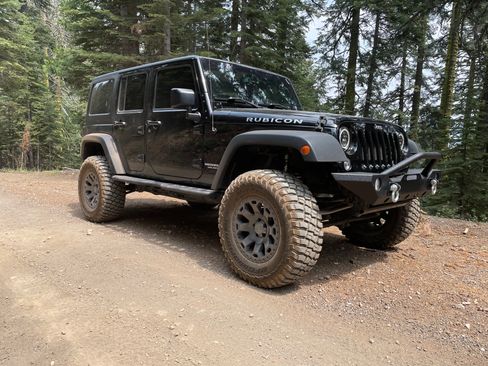 Used 2015 Jeep Wrangler Unlimited Rubicon w/ Connectivity Group AWD/4WD image 4