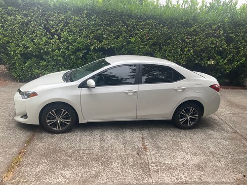 Used 2018 Toyota Corolla LE w/ LE Premium Package FWD image 2