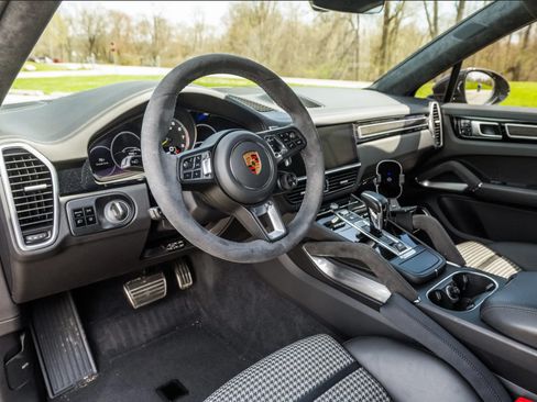 Used 2020 Porsche Cayenne Turbo S image 21