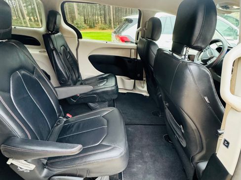 Used 2017 Chrysler Pacifica Touring-L image 12