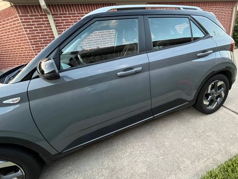 Used 2022 Hyundai Venue Limited FWD image 11