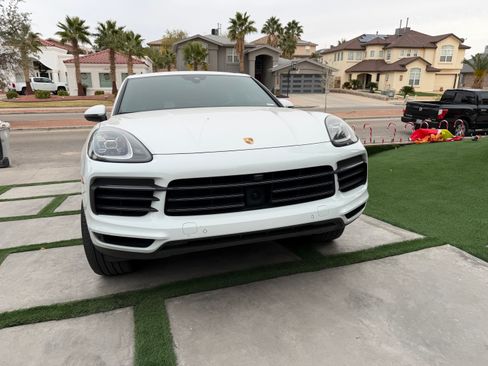 Used 2023 Porsche Cayenne Platinum Edition image 2