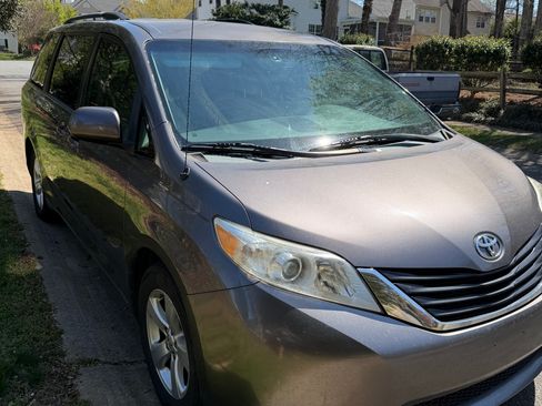 Used 2013 Toyota Sienna LE image 2