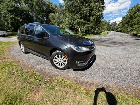 Used 2019 Chrysler Pacifica Touring-L FWD image 5