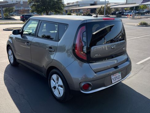 Used 2016 Kia Soul EV + FWD image 8