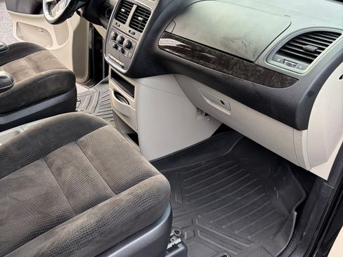 Used 2016 Dodge Grand Caravan SE w/ Quick Order Package 29E SE image 15