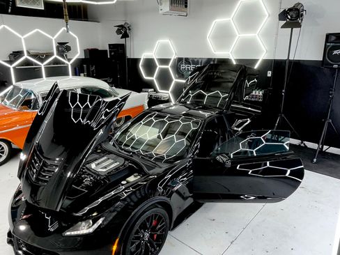 Used 2015 Chevrolet Corvette Z06 w/ 3LZ Preferred Equipment Group RWD image 1
