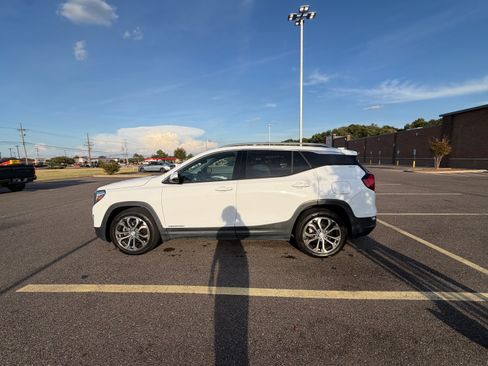 Used 2020 GMC Terrain SLT w/ Preferred Package FWD image 2