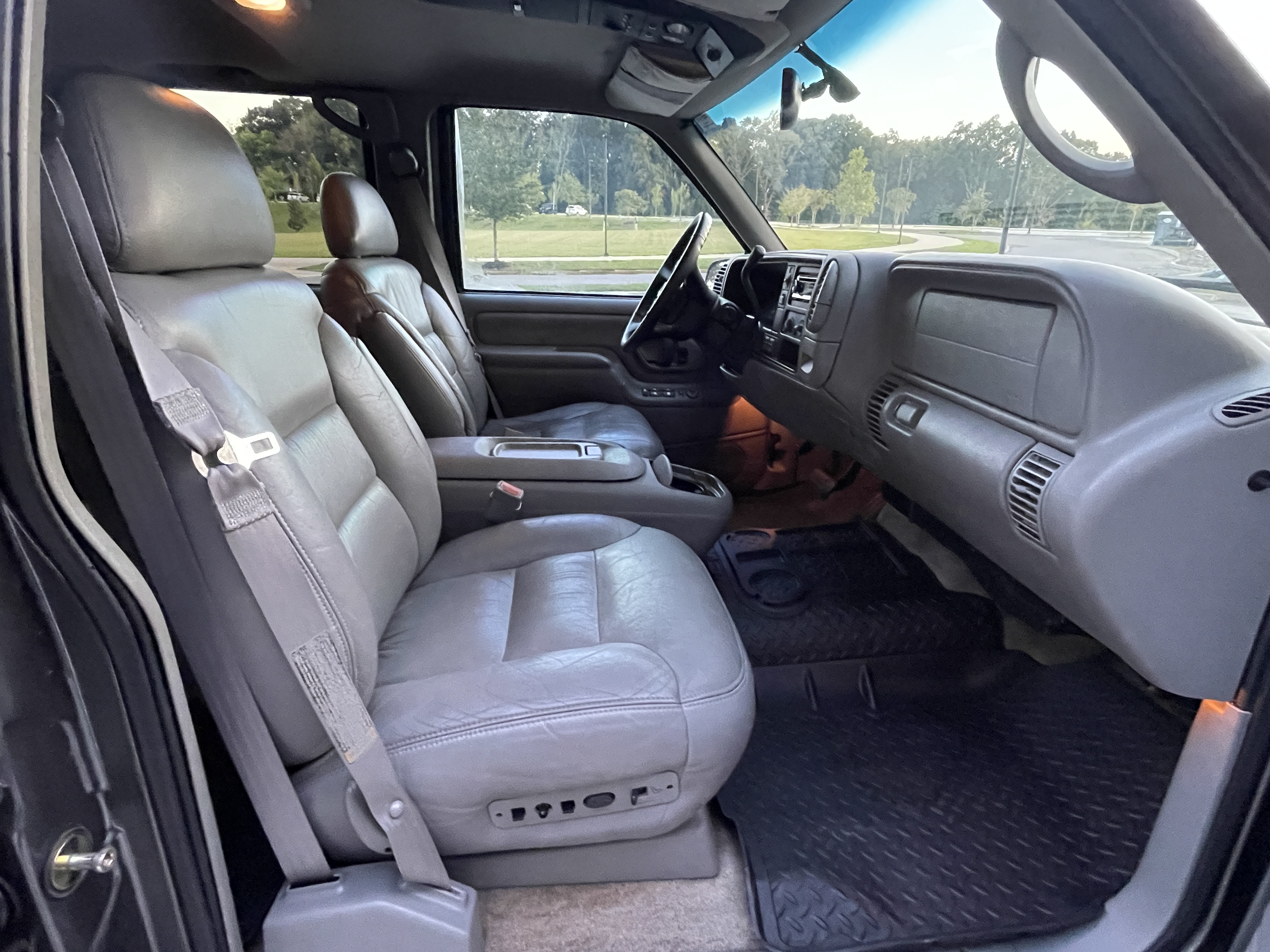 Used 1999 Chevrolet Tahoe Z71 w/ Comfort & Security Pkg AWD/4WD image 6