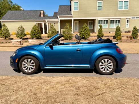 Used 2019 Volkswagen Beetle 2.0T SE image 1