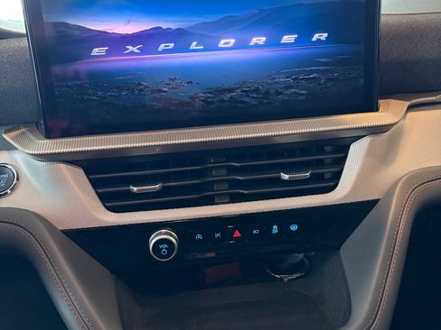 Used 2025 Ford Explorer Active w/ Active Comfort Package AWD/4WD image 8