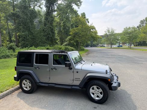 Used 2017 Jeep Wrangler Unlimited Sport w/ Quick Order Package 24S AWD/4WD image 11