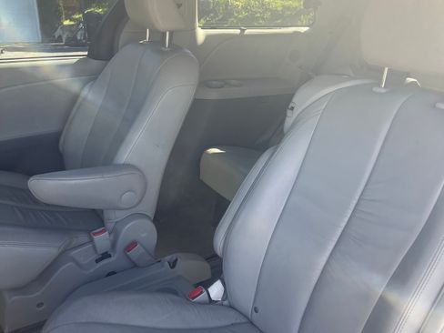Used 2011 Toyota Sienna XLE image 10