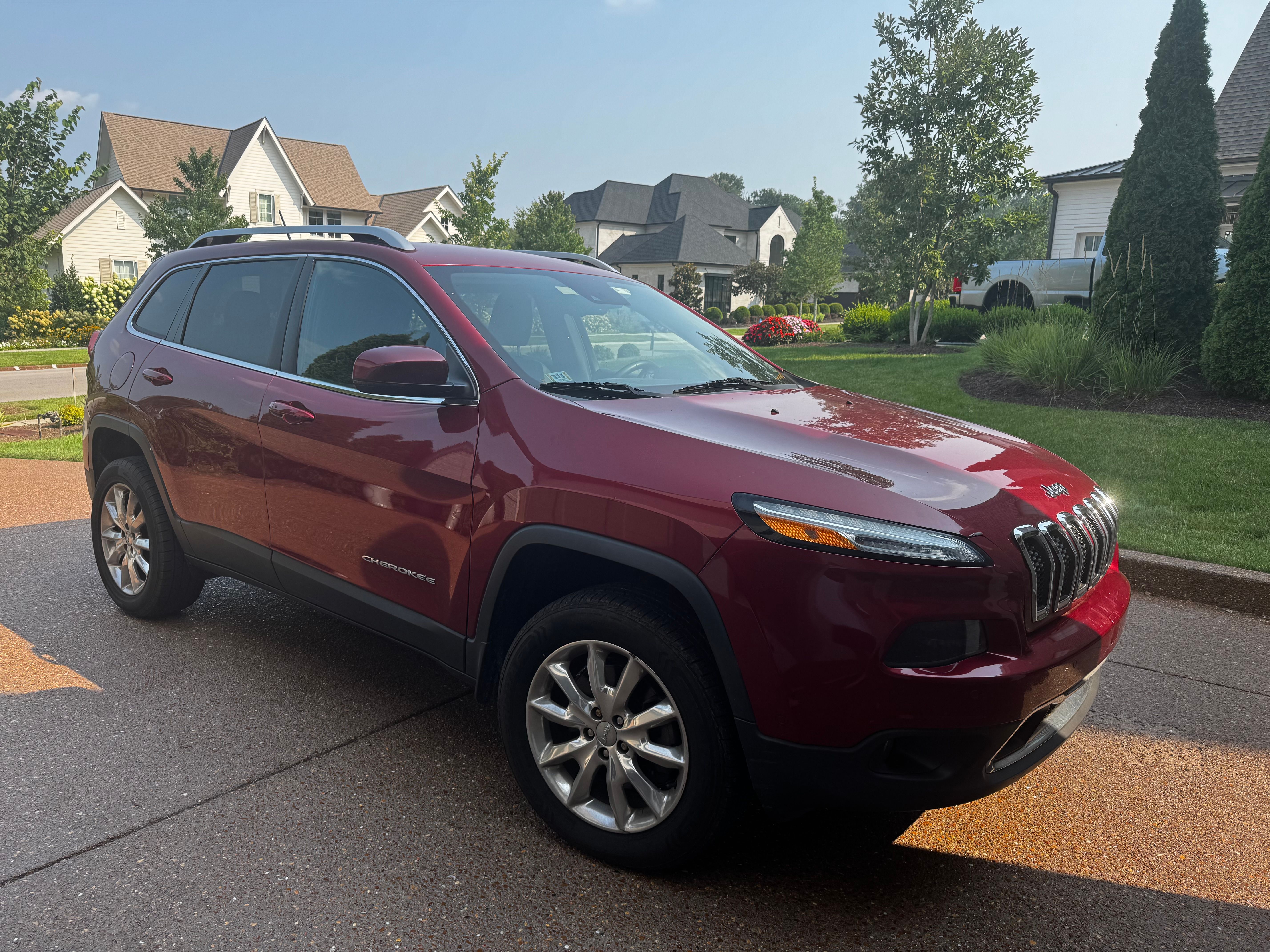 Used 2015 Jeep Cherokee Limited w/ Luxury Group AWD/4WD image 4
