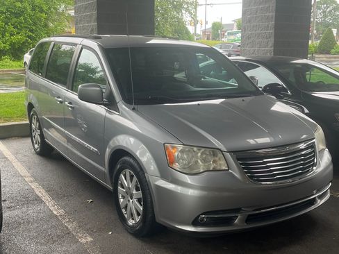 Used 2013 Chrysler Town & Country Touring FWD image 4