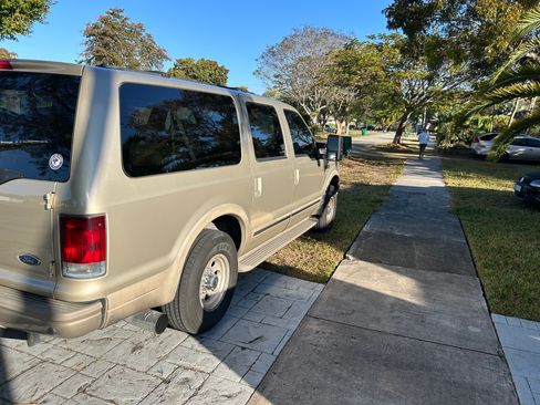 Used 2004 Ford Excursion Limited RWD image 1