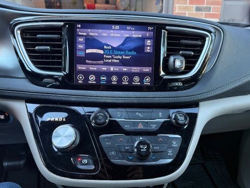 Used 2018 Chrysler Pacifica Limited image 11