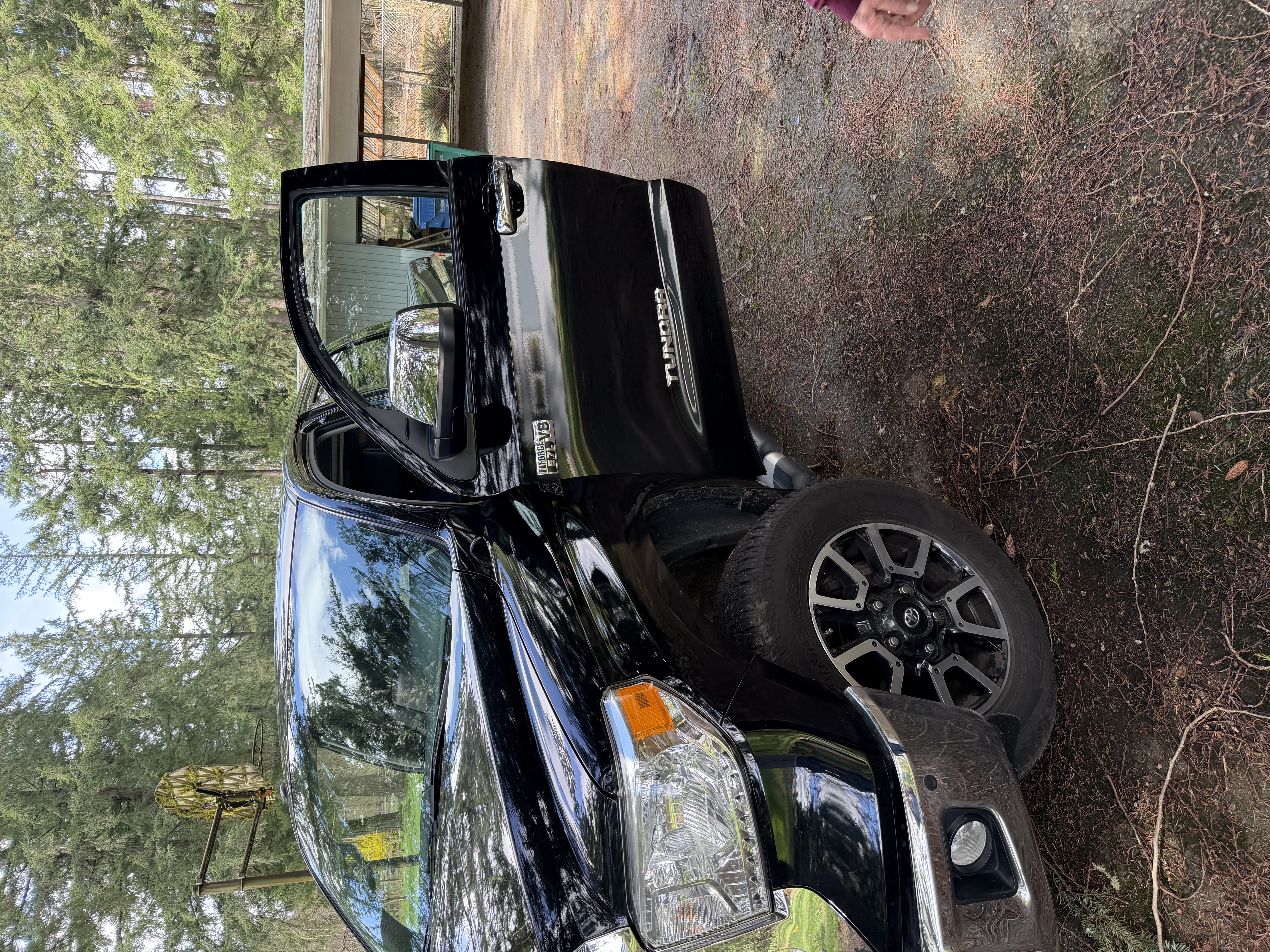 Used 2017 Toyota Tundra Limited w/ Limited Premium Package AWD/4WD image 8