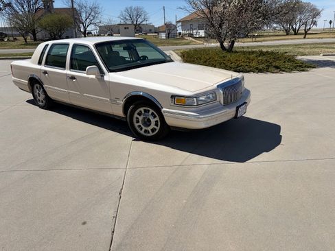 Used 1997 Lincoln Town Car Cartier image 2