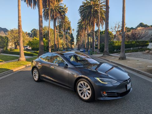 Used 2017 Tesla Model S 75D image 1