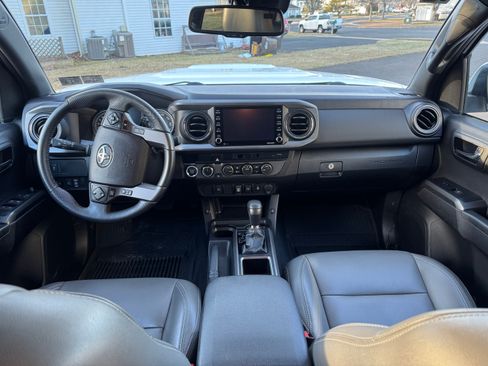 Used 2022 Toyota Tacoma TRD Sport image 11