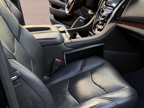 Used 2019 Cadillac Escalade ESV Premium Luxury image 5